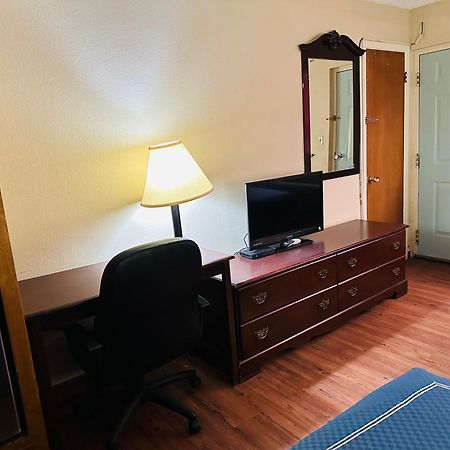 Warrick Plaza Inn Plainview Екстериор снимка