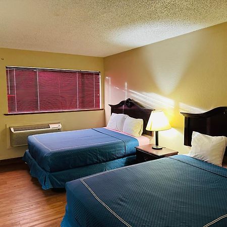 Warrick Plaza Inn Plainview Екстериор снимка